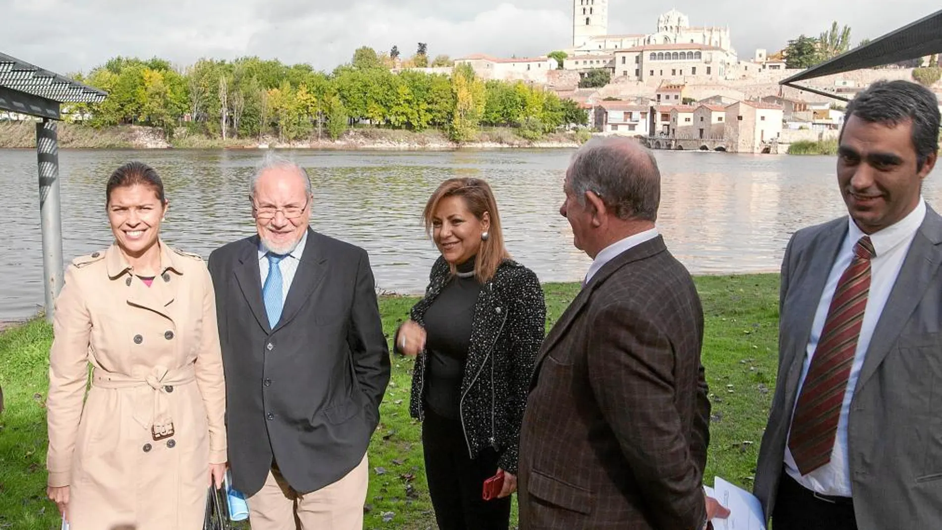José Valín visita los trabajos en la margen izquierda del río Duero junto a Rosa Valdeón y Clara San Damián, entre otros