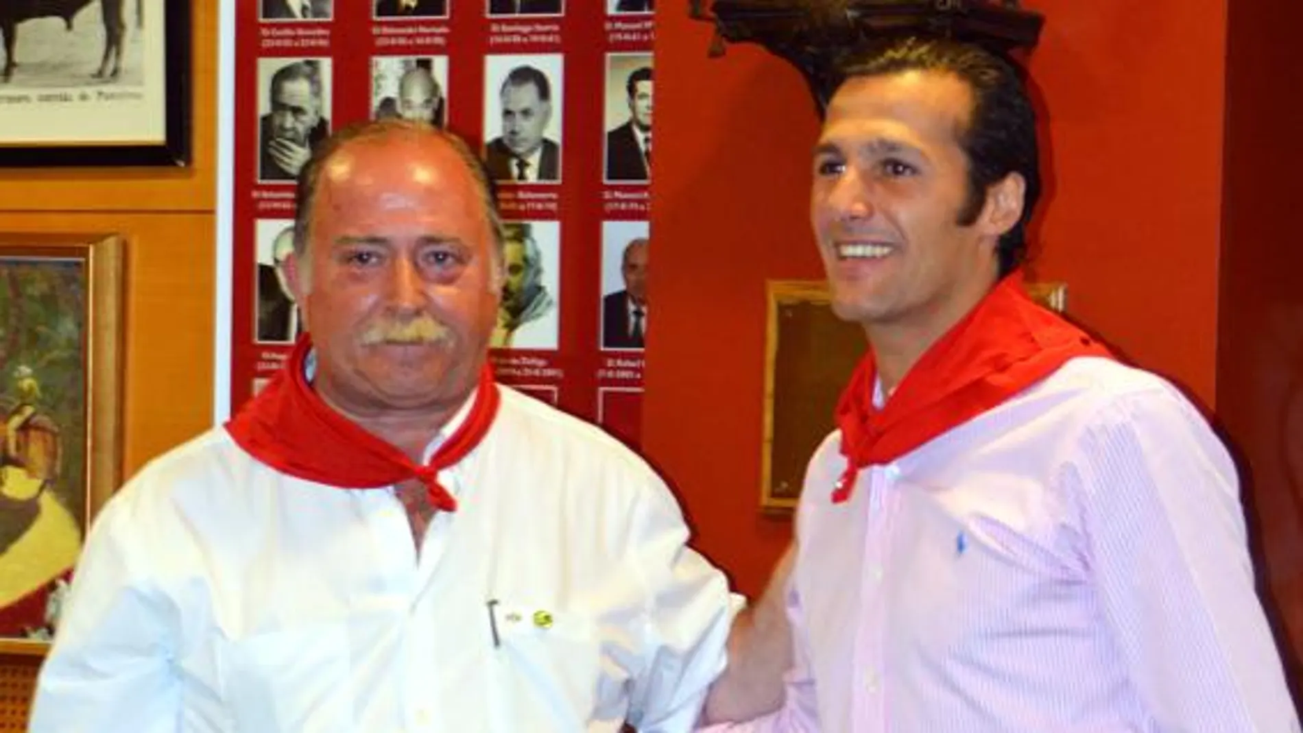 Juan Ignacio Ganuza, presidente del Club Taurino de Pamplona, junto a David Mora