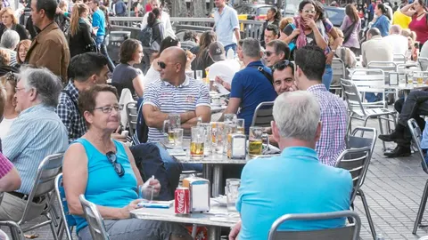 Las asociaciones de vecinos piden una norma que permita disfrutar del espacio público y que los ciudadanos puedan descansar por la noche