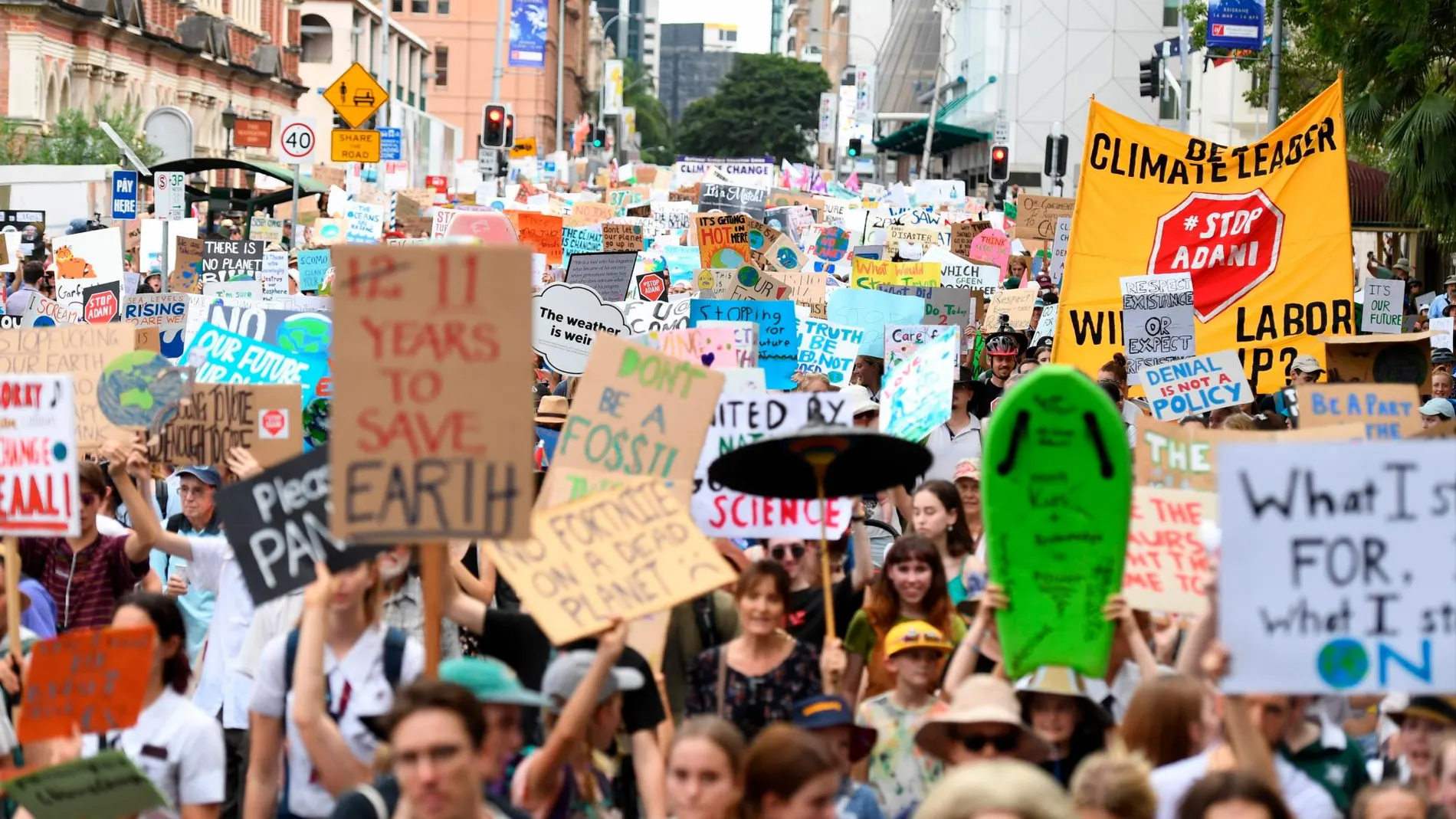 Estudiantes participan en la huelga juvenil mundial contra el cambio climático que se celebra este viernes a nivel global/Efe