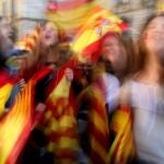 Varias jóvenes, con banderas españolas y catalanas, durante la manifestación en defensa de la unidad de España y de la ConstituciónEfe
