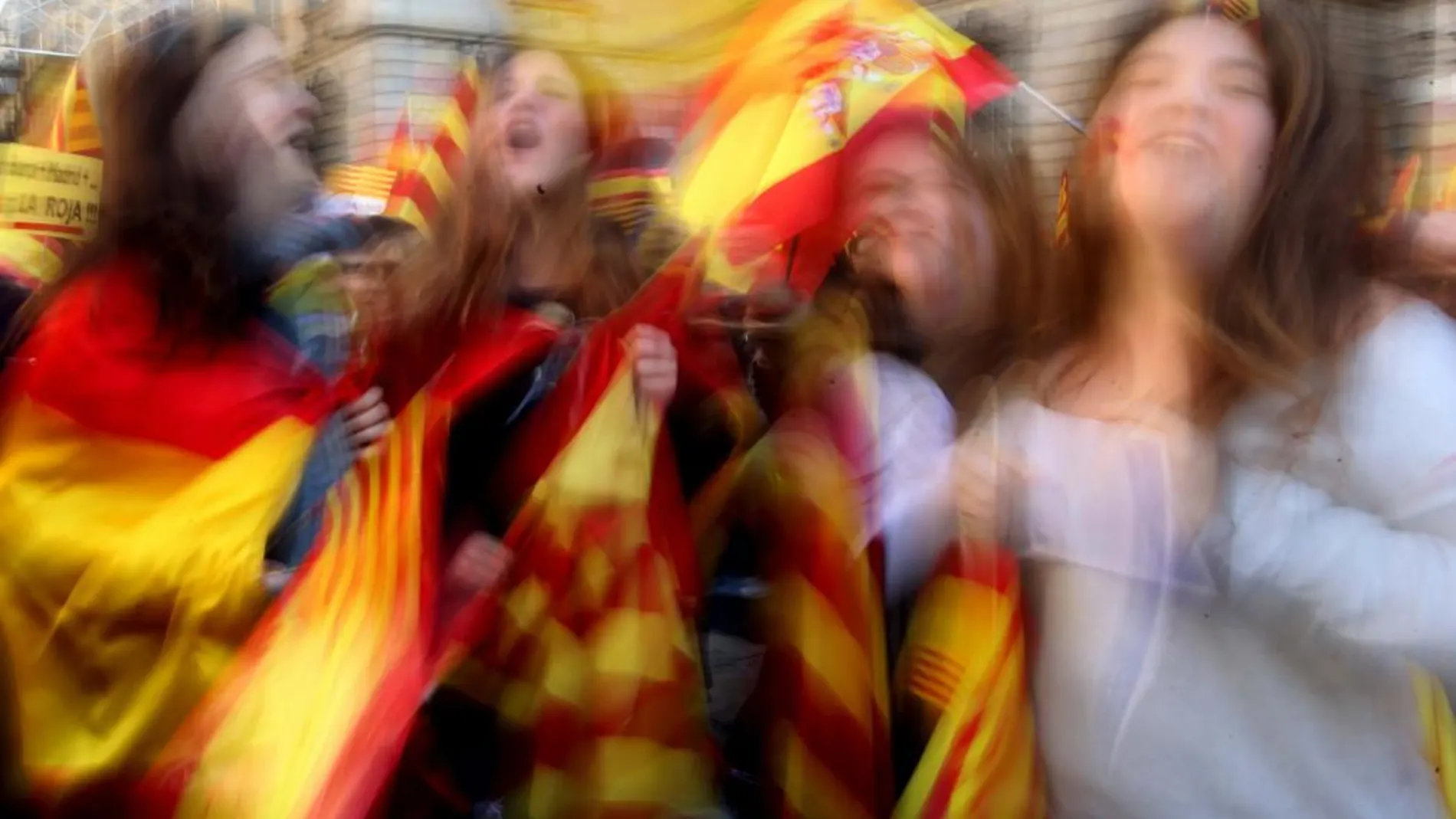 Varias jóvenes, con banderas españolas y catalanas, durante la manifestación en defensa de la unidad de España y de la ConstituciónEfe