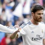 Xabi Alonso felicita a Cristiano Ronaldo tras uno de los goles contra la Real Sociedad
