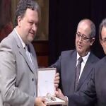 El sobrino de Manolo Escobar recibe el premio de manos del presidente de la Generalitat