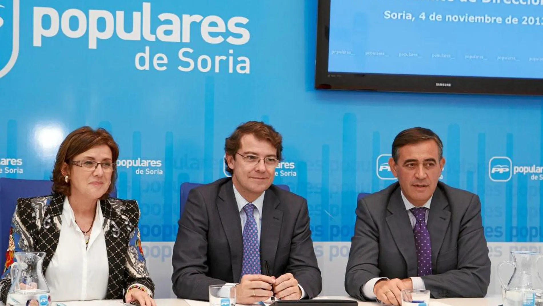 El secretario autonómico del PP, Alfonso Fernández Mañueco, en el centro, con Marimar Angulo y Antonio Pardo