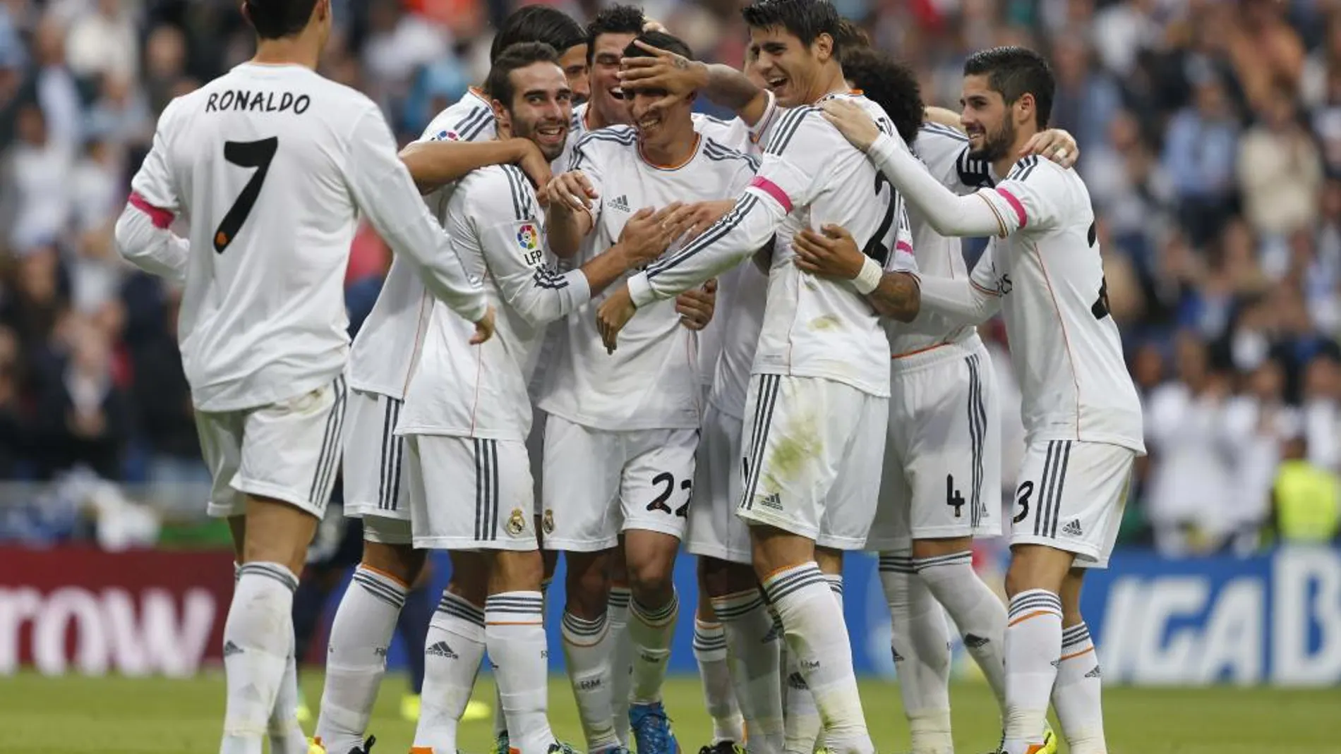 Los jugadores del Real Madrid felicitan a Angel di María (c) que consiguó el primer gol
