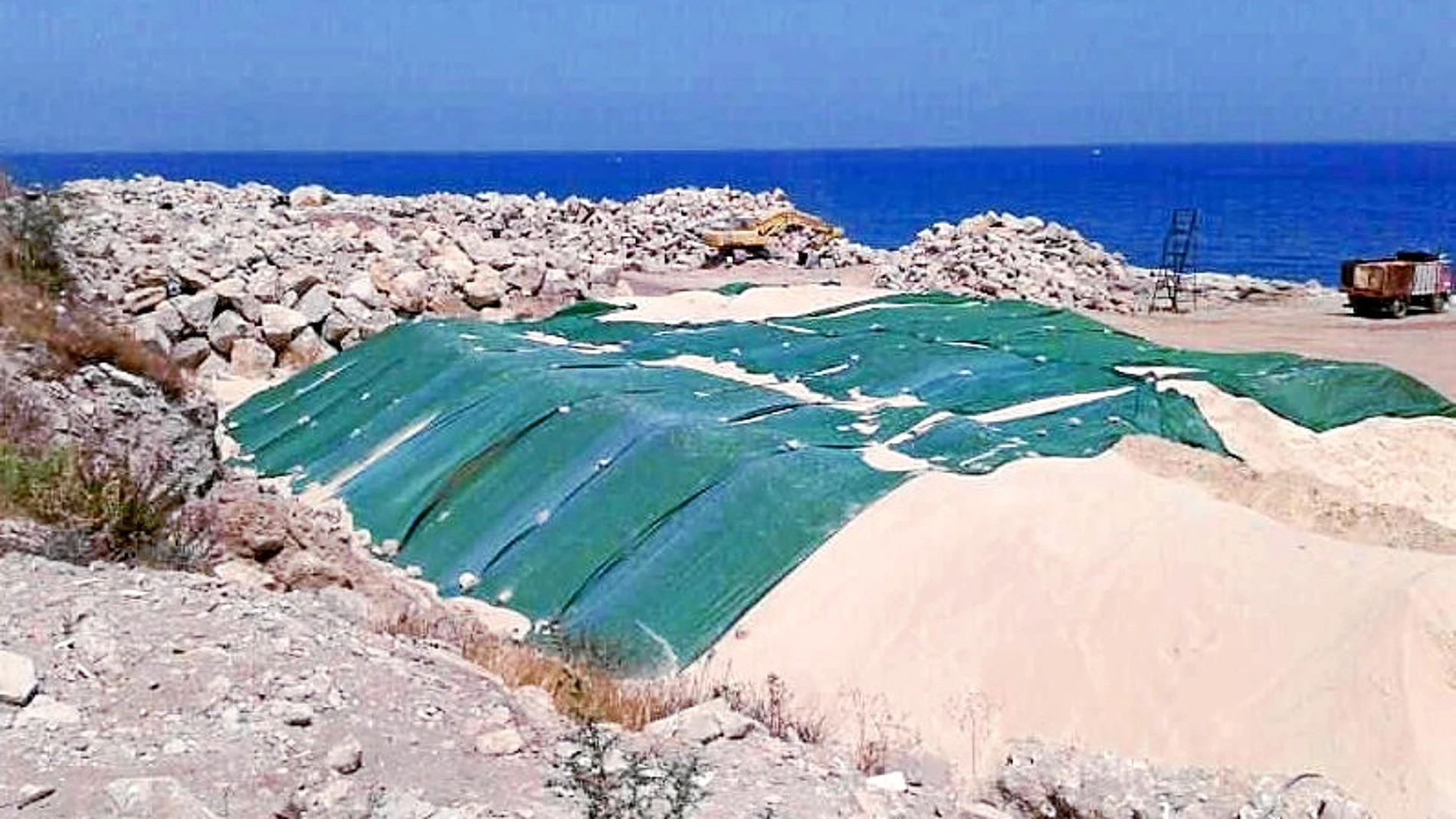 Los materiales usados por Gibraltar para ganar terreno al mar en la zona este de la Roca proceden en su mayoría de España. Gran parte de la arena empleada ha sido extraída de la playa de Valdevaqueros (izda.)