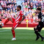 El centrocampista brasileño del Girona Douglas Luiz (i) controla el balón ante el centrocampista del Levante, José Campaña (d), durante el partido de LaLiga Santander entre el Girona FC - Levante UD