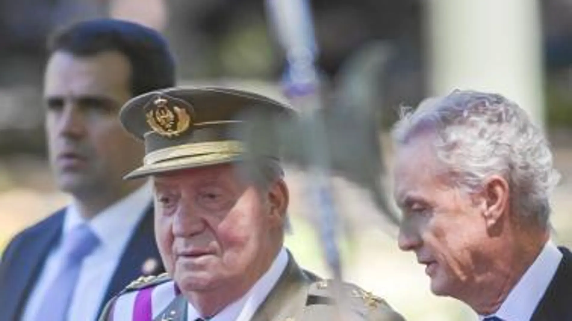 Don Juan Carlos, junto a Pedro Morenés, durante el Día de las Fuerzas Armadas