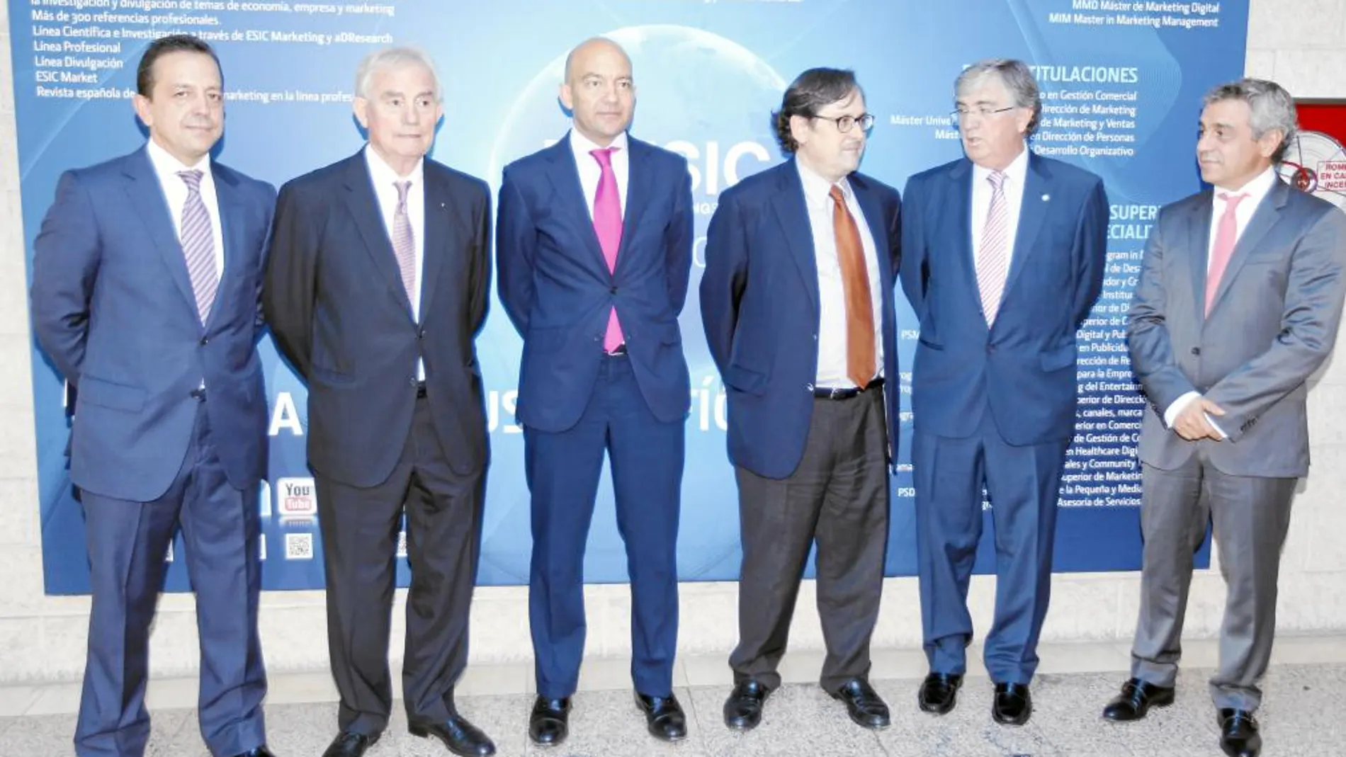 De izda. a dcha., Felipe Llano, director adjunto a la Dirección General de ESIC; Simón Reyes, director general de ESIC; Jaime García Legaz, secretario de Estado de Comercio; Francisco Marhuenda, director de LA RAZÓN; Francisco Larrea, secretario y administrador general de ESIC, y Andrés Navarro, director comercial de LA RAZÓN