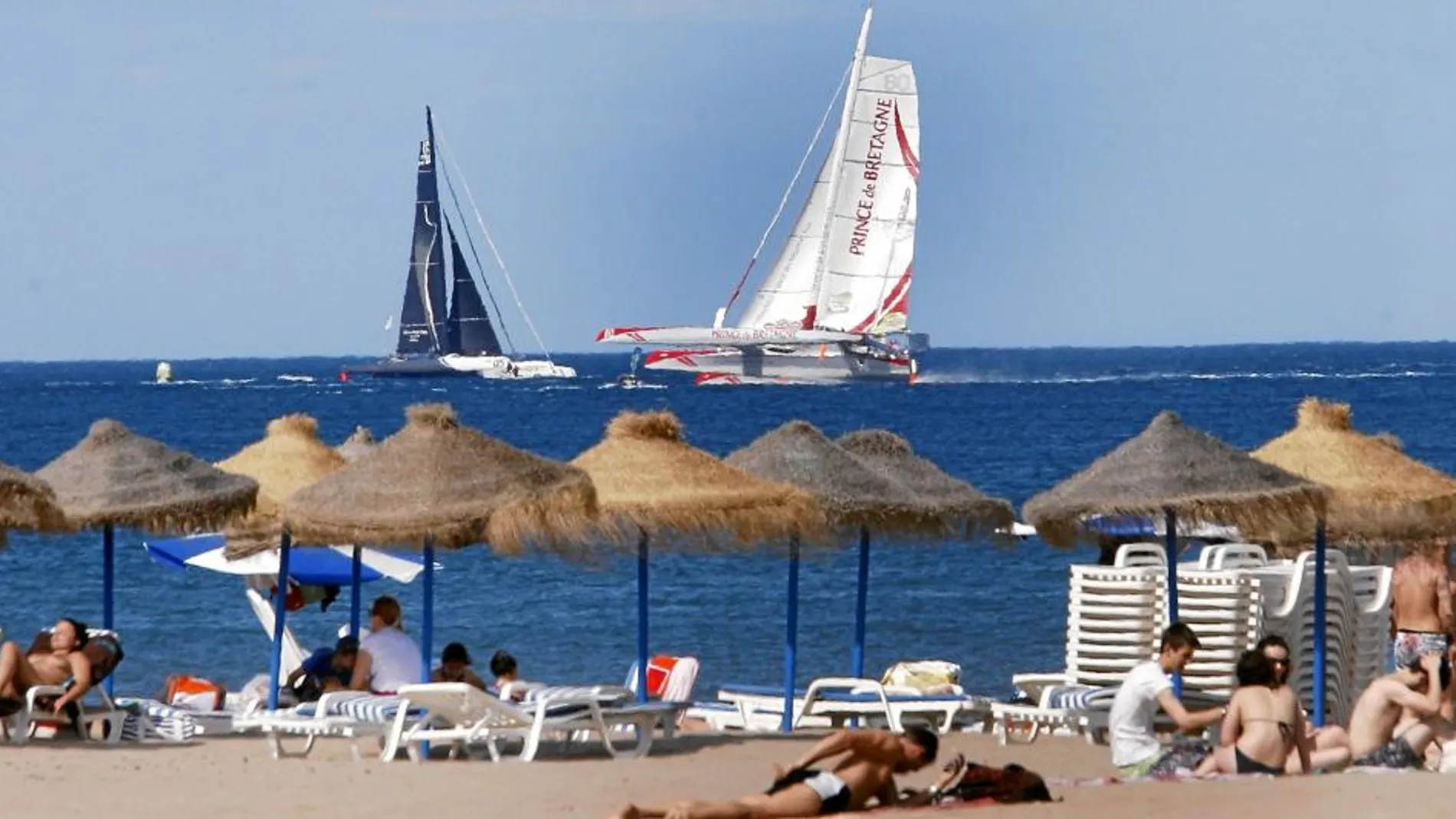 Las regatas acompañaron ayer a los valencianos que decidieron disfrutar de la playa de la Malvarrosa
