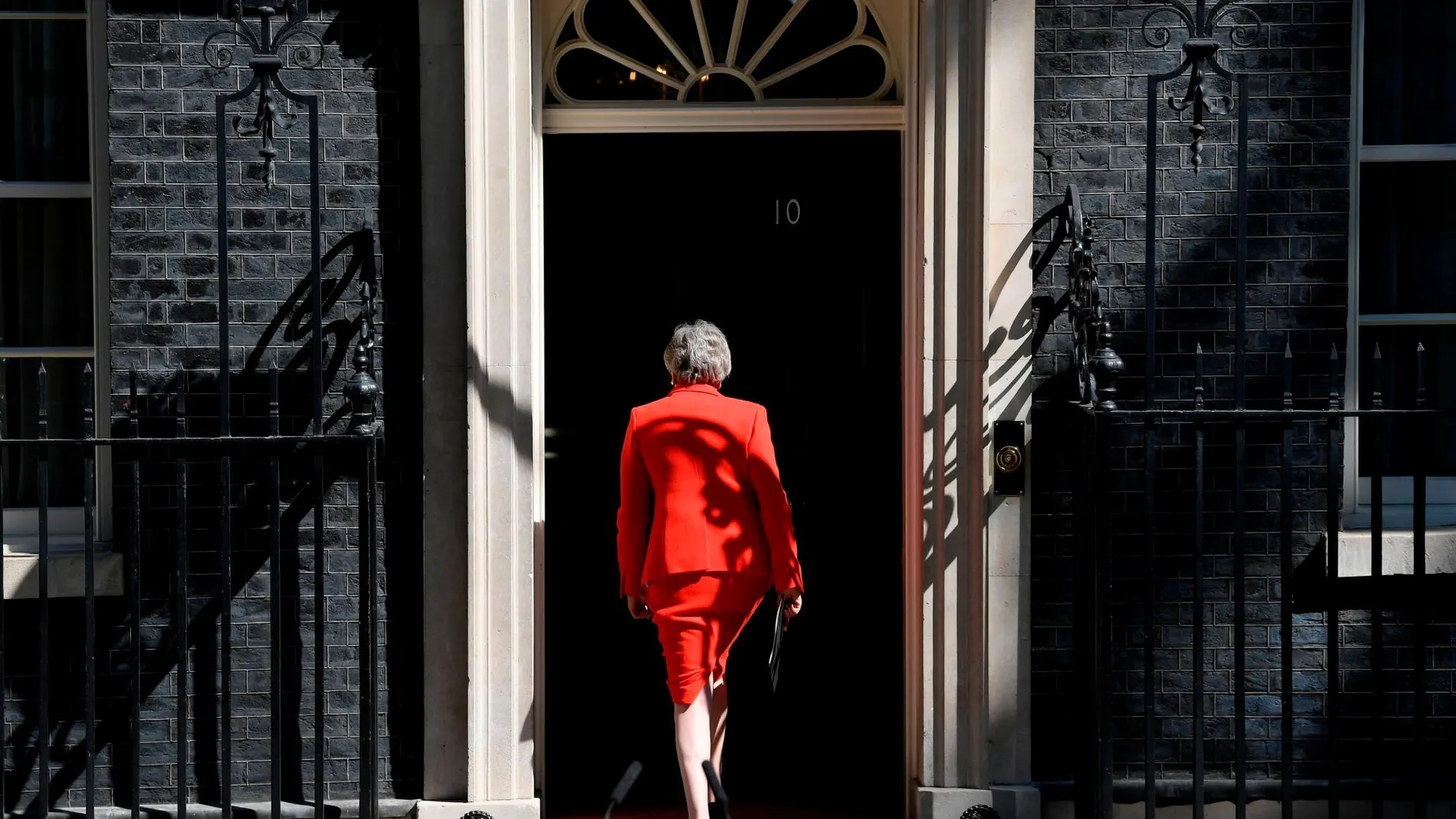 Theresa May vuelve al 10 de leaves after delivering a statement in London, Britain, May 24, 2019. Reuters/Toby Melville