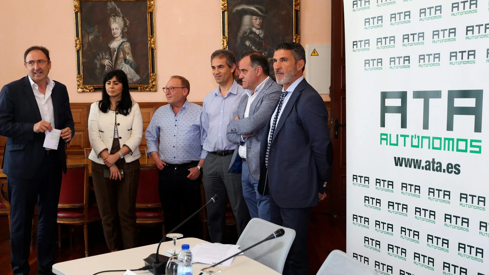 El alcalde en funciones de Palencia, Alfonso Polanco; el presidente regional y el secretario nacional de ATA, Domiciano Curiel y José Luis Perea, respectivamente, tras renovar el acuerdo