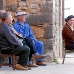 Un grupo de personas mayores, en un pueblo de la provincia de Soria