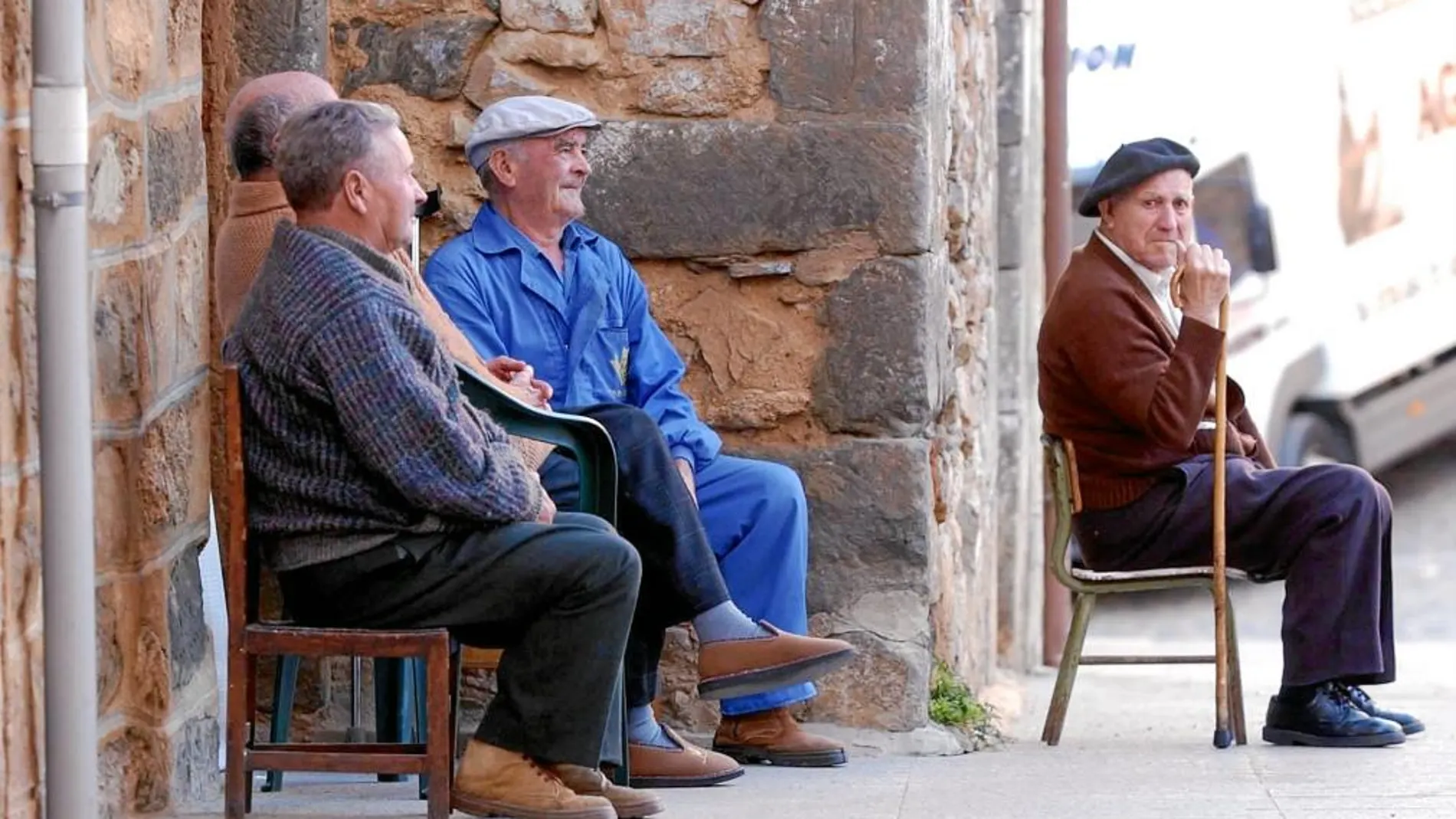 Un grupo de personas mayores, en un pueblo de la provincia de Soria