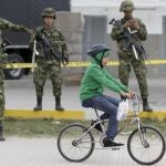 Soldados colombianos patrullan por las calles de Bogotá