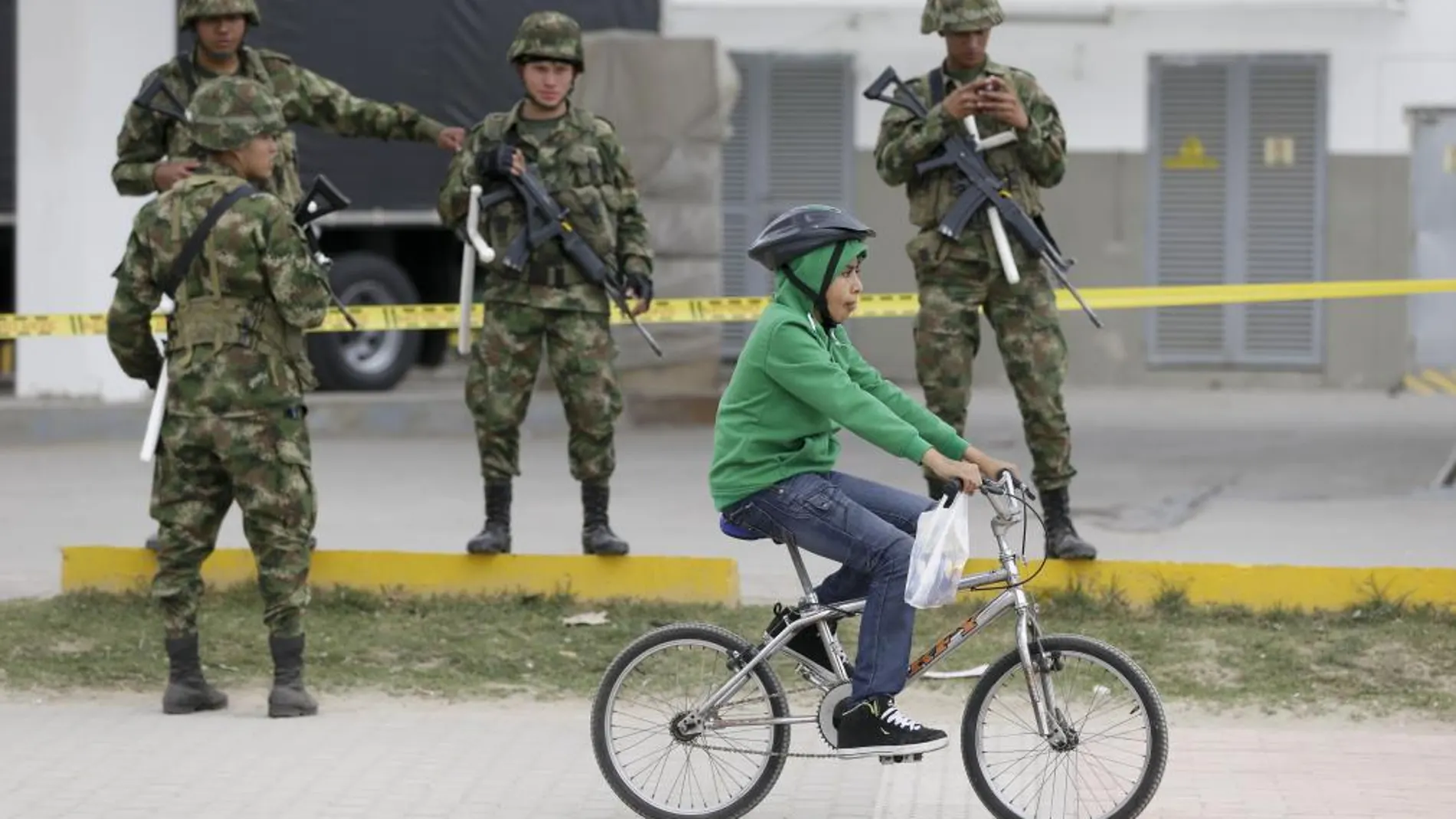 Soldados colombianos patrullan por las calles de Bogotá
