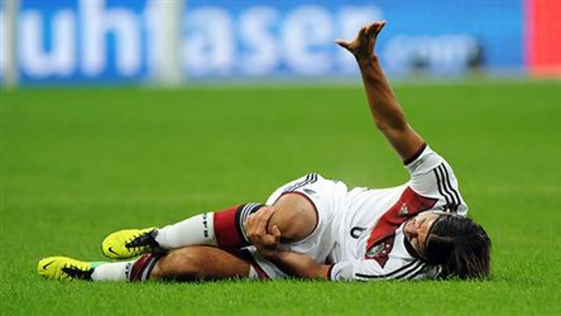 Khedira se lesionó después de intentar robar el balón a Pirlo en el Italia-Alemania