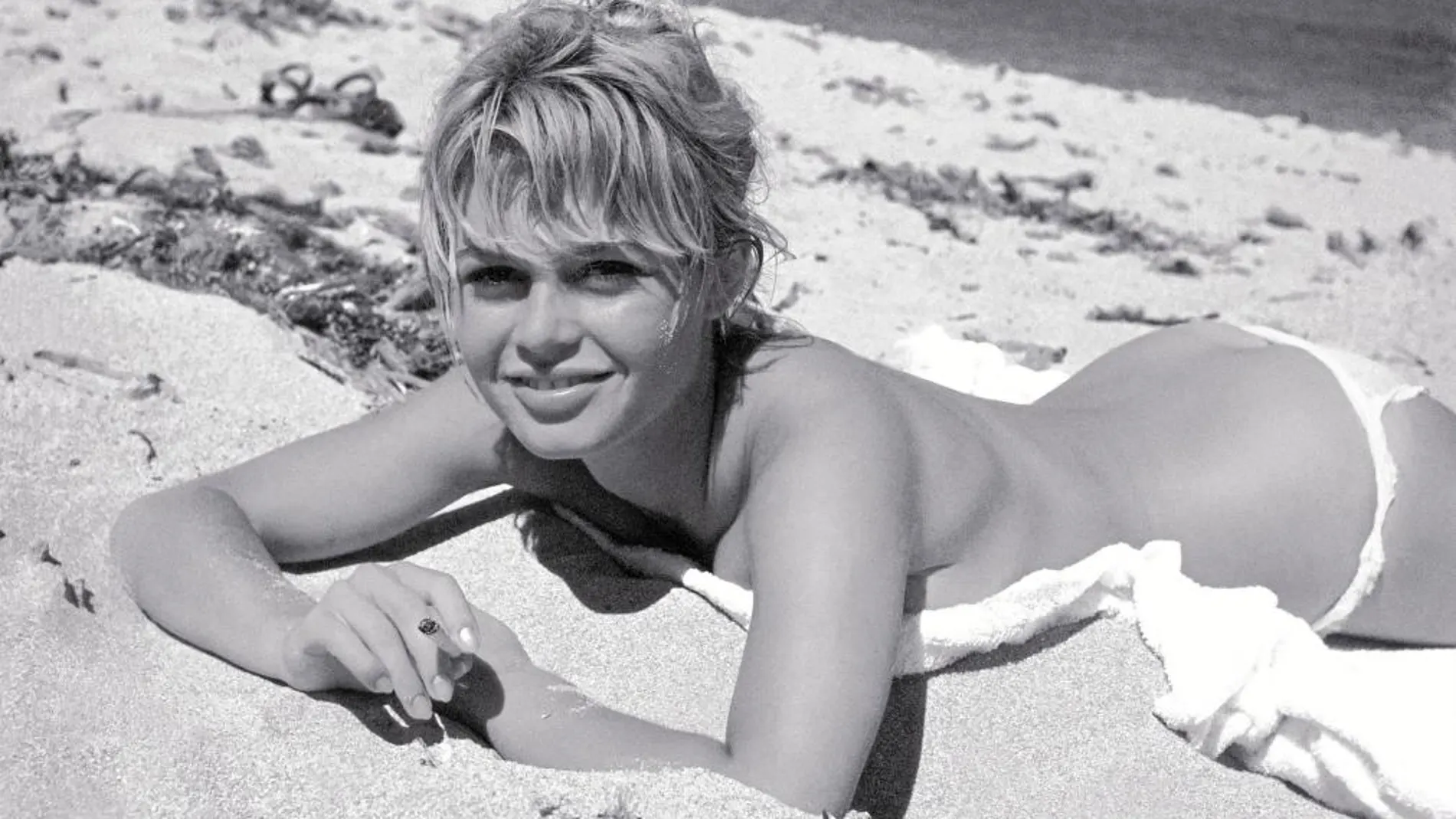 La pionera Brigitte Bardot practicando "topless" en la playa en 1960