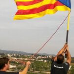 Un bombero izando una «estelada»