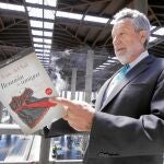 Luis del Val: «Jamás he vuelto a leer una novela mía»