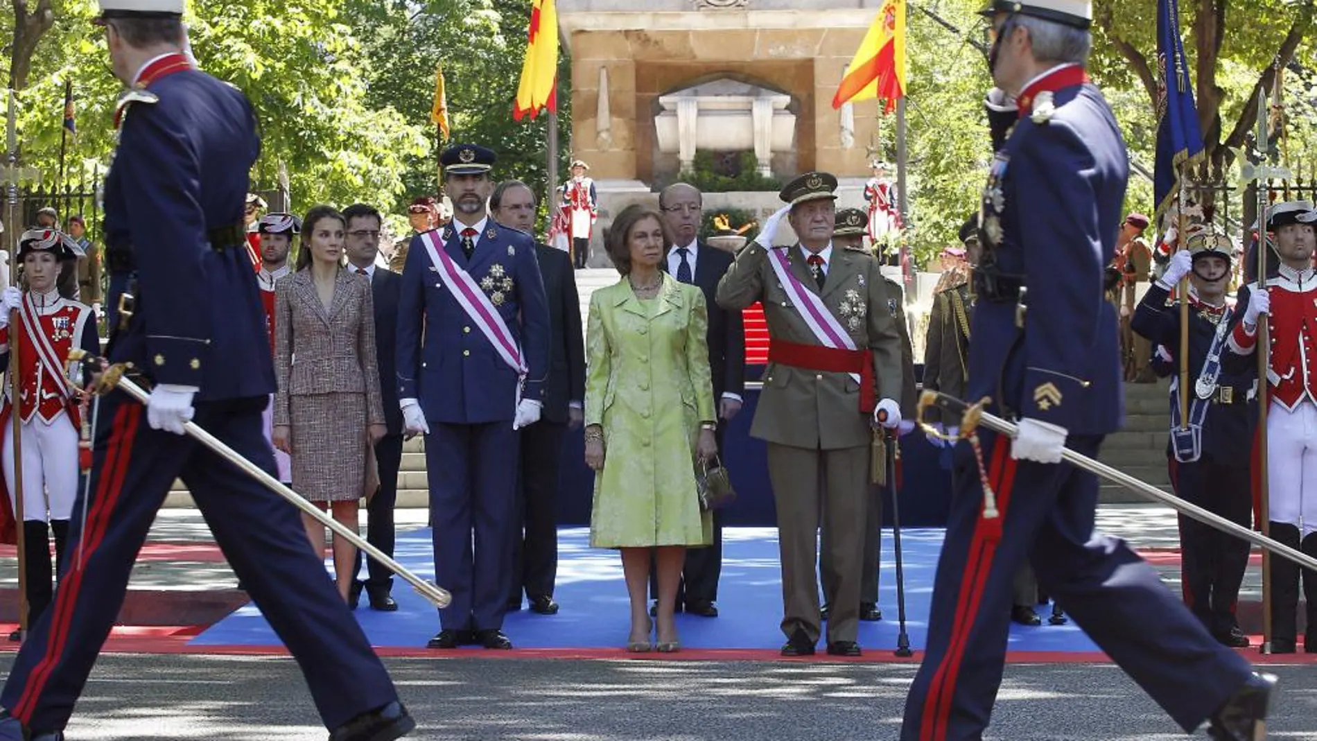 Los Reyes, acompañados por los Príncipes de Asturias, presiden el acto de homenaje a los que dieron su vida por España, organizado por el Ministerio de Defensa en el marco del Día de las Fuerzas Armadas, hoy en la plaza de la Lealtad de Madrid