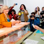 Manuela Carmena vota en el IES Conde de Orgaz de Madrid. EFE/Chema Moya