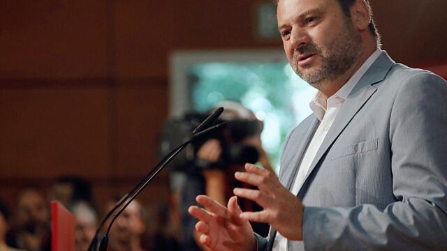 El secretario de Organización del PSOE y ministro de Fomento, Jose Luis Ábalos, ayer durante su intervención en Valencia en la Fiesta de la Rosa de los socialistas valencianos. EFE/J. C. Cárdenas