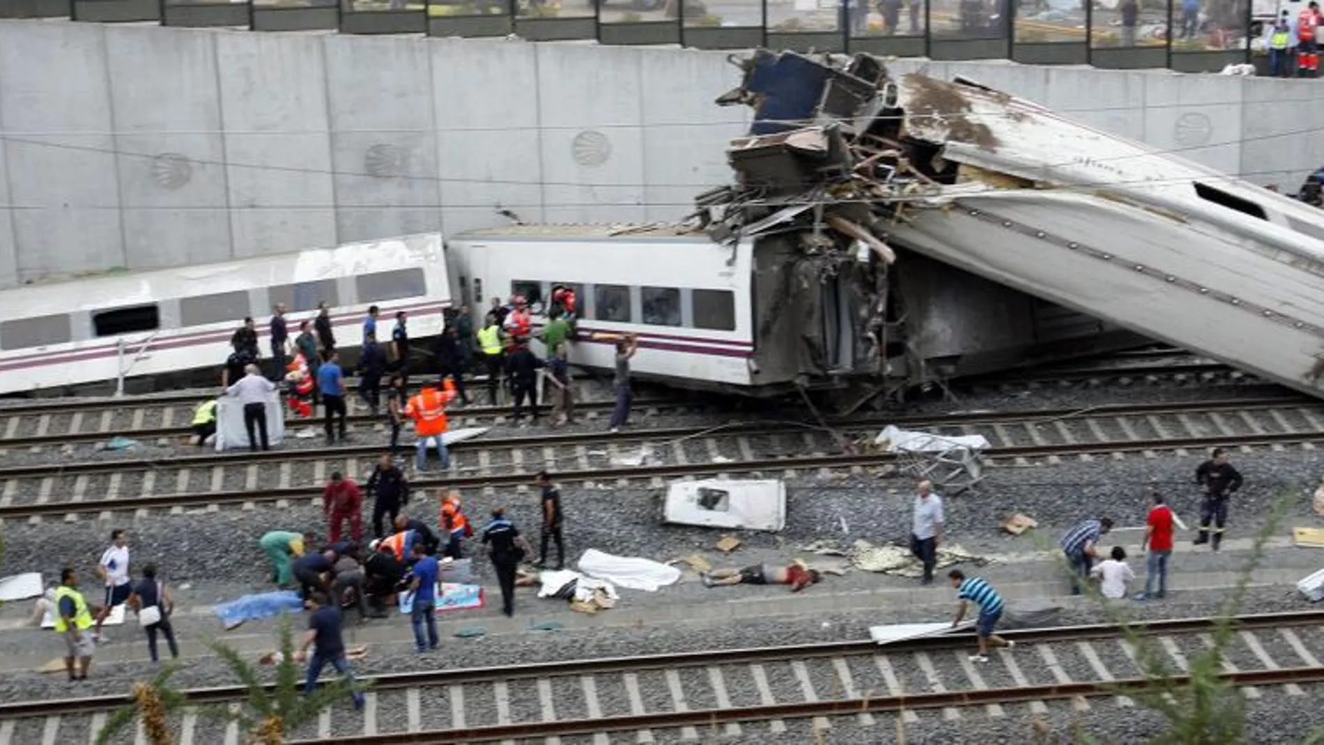 Los servicios de emergencia trabajan junto a las vías tras el accidente del tren Alvia