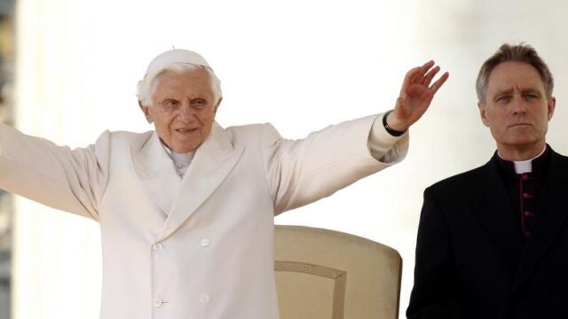 El papa Benedicto XVI junto al prefecto de la Casa Pontificia.