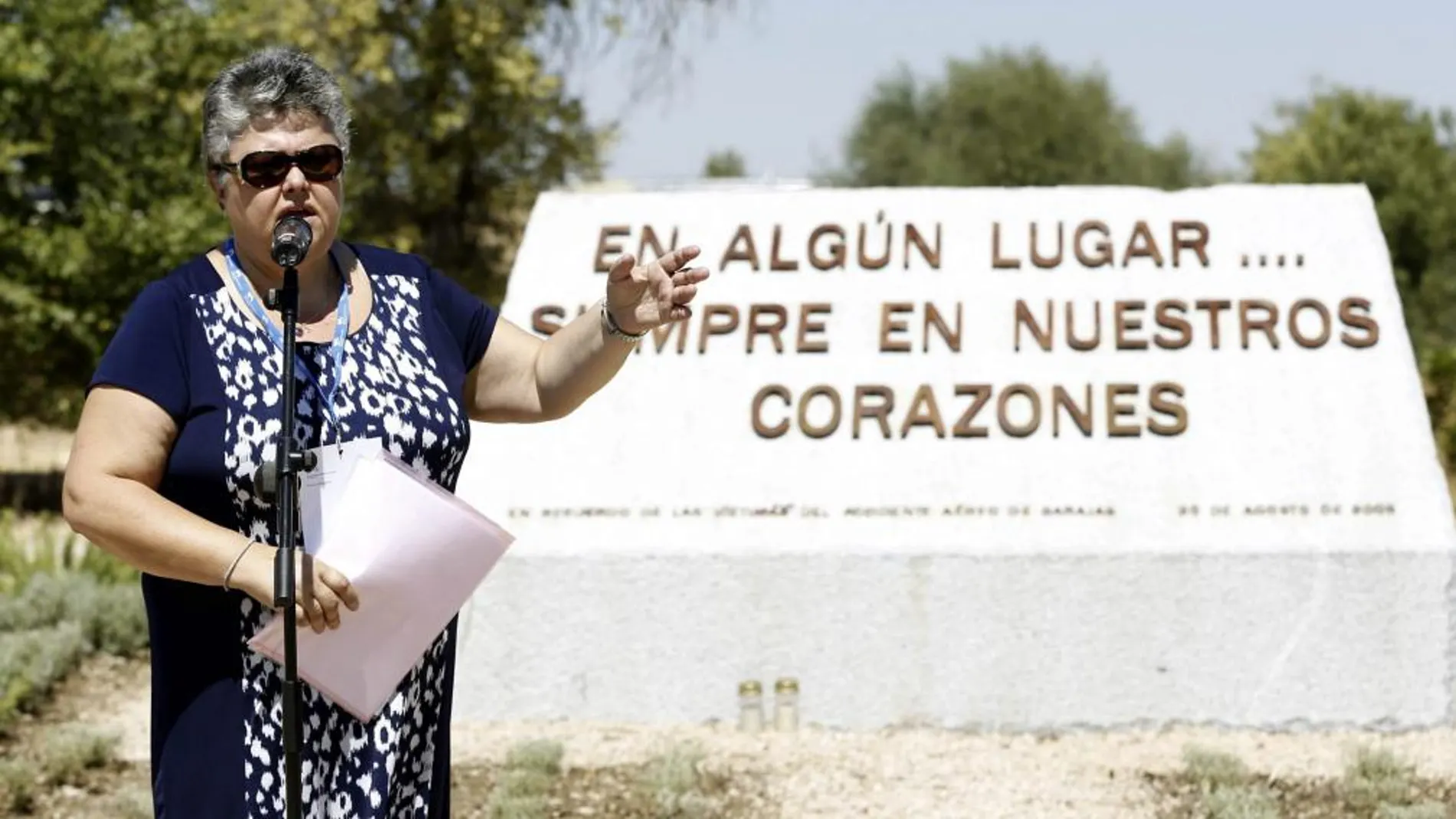 Pilar Vera, ayer delante del monolito en recuerdo de las víctimas