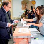El presidente de la Junta de Castilla y León, Juan Vicente Herrera, deposita su voto en el Colegio público Venerables de la capital burgalesa.-EFE/Santi Otero
