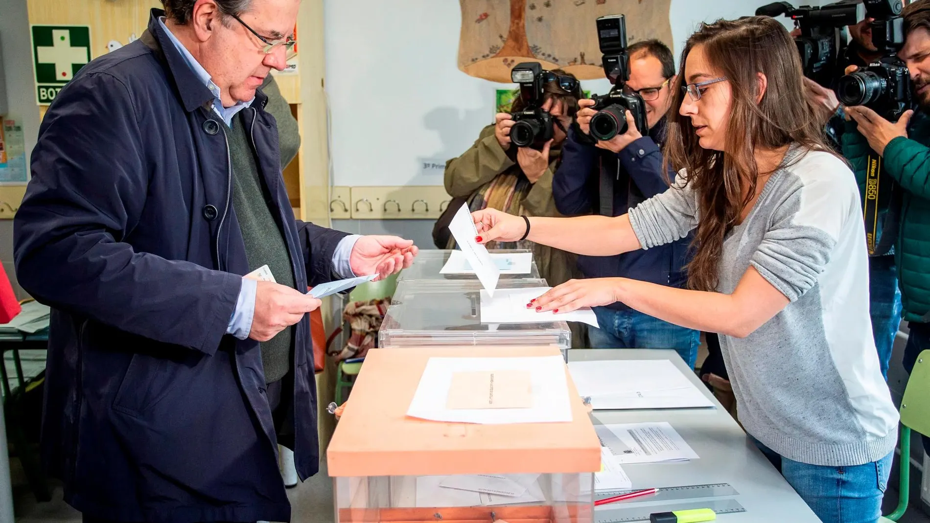 El presidente de la Junta de Castilla y León, Juan Vicente Herrera, deposita su voto en el Colegio público Venerables de la capital burgalesa.-EFE/Santi Otero