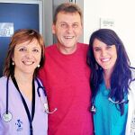 El paciente Kjeld Pedersen sonríe con su nuevo corazón