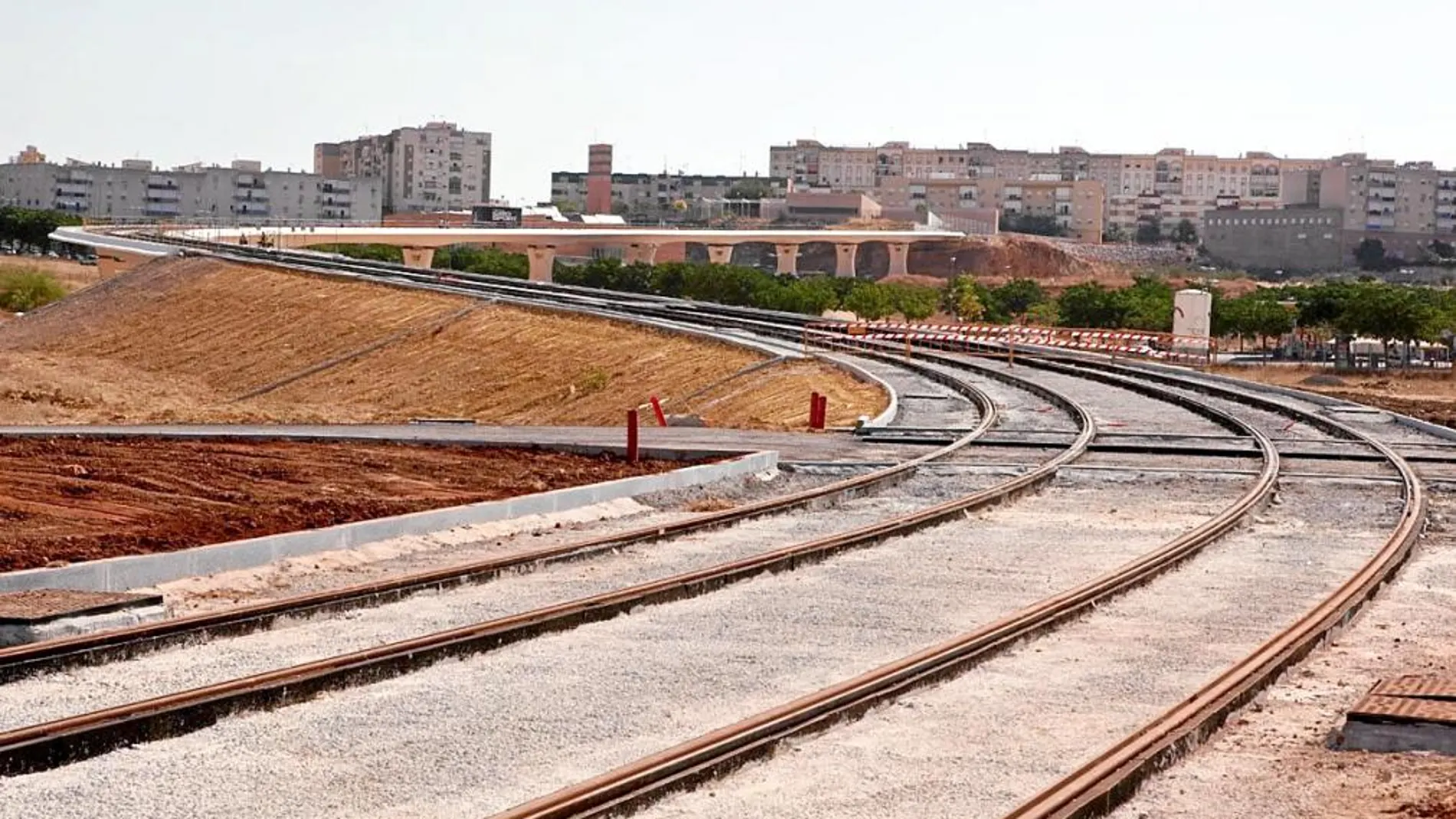 El tranvía de Alcalá de Guadaíra se queda sin inversión de la Junta aunque su ejecución está casi al 80 por ciento
