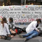 Varios médicos participaron ayer en la Puerta del Sol en una simulación de atención a pacientes para protestar contra las medidas de la Consejería de Sanidad