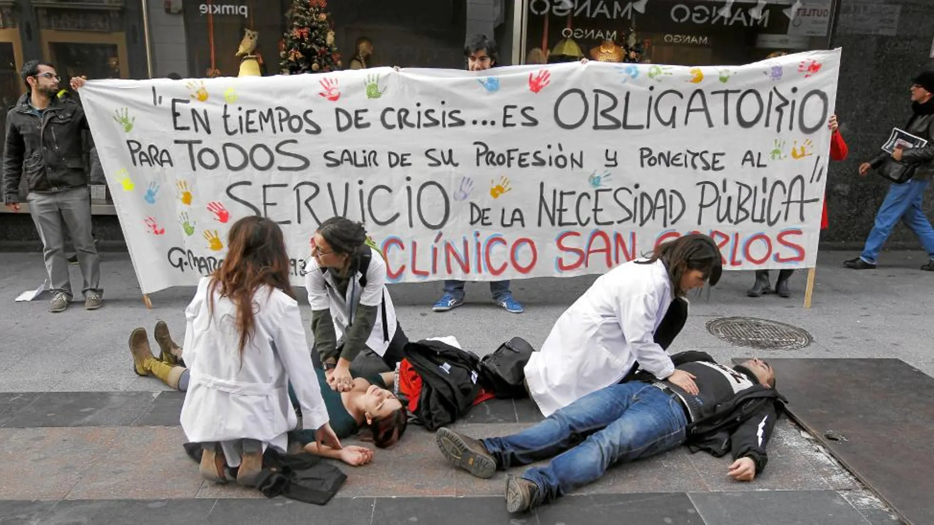 Varios médicos participaron ayer en la Puerta del Sol en una simulación de atención a pacientes para protestar contra las medidas de la Consejería de Sanidad