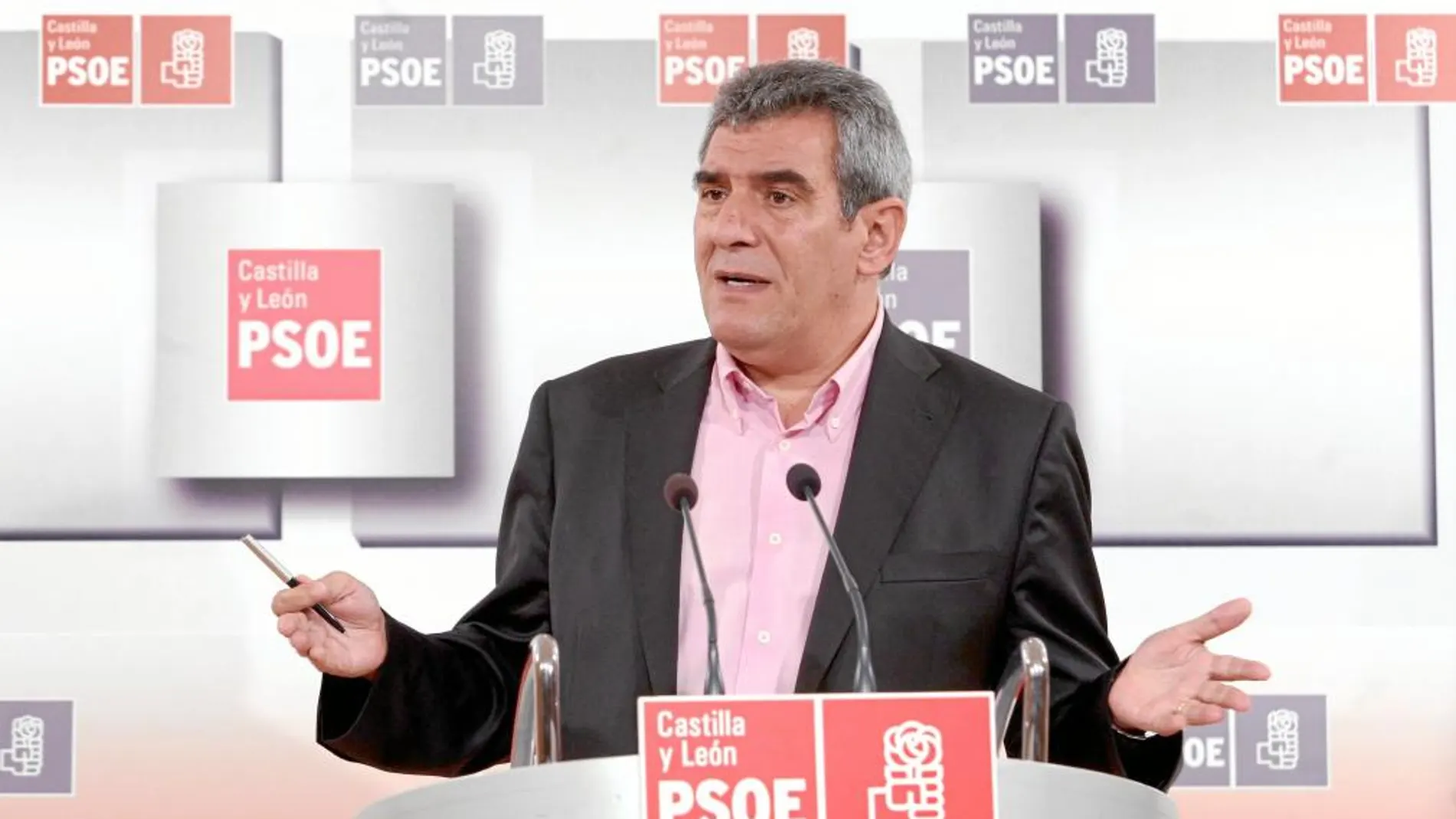 El secretario regional del PSOE, Julio Villarrubia, explica los asuntos tratados en la Comisión Permanente