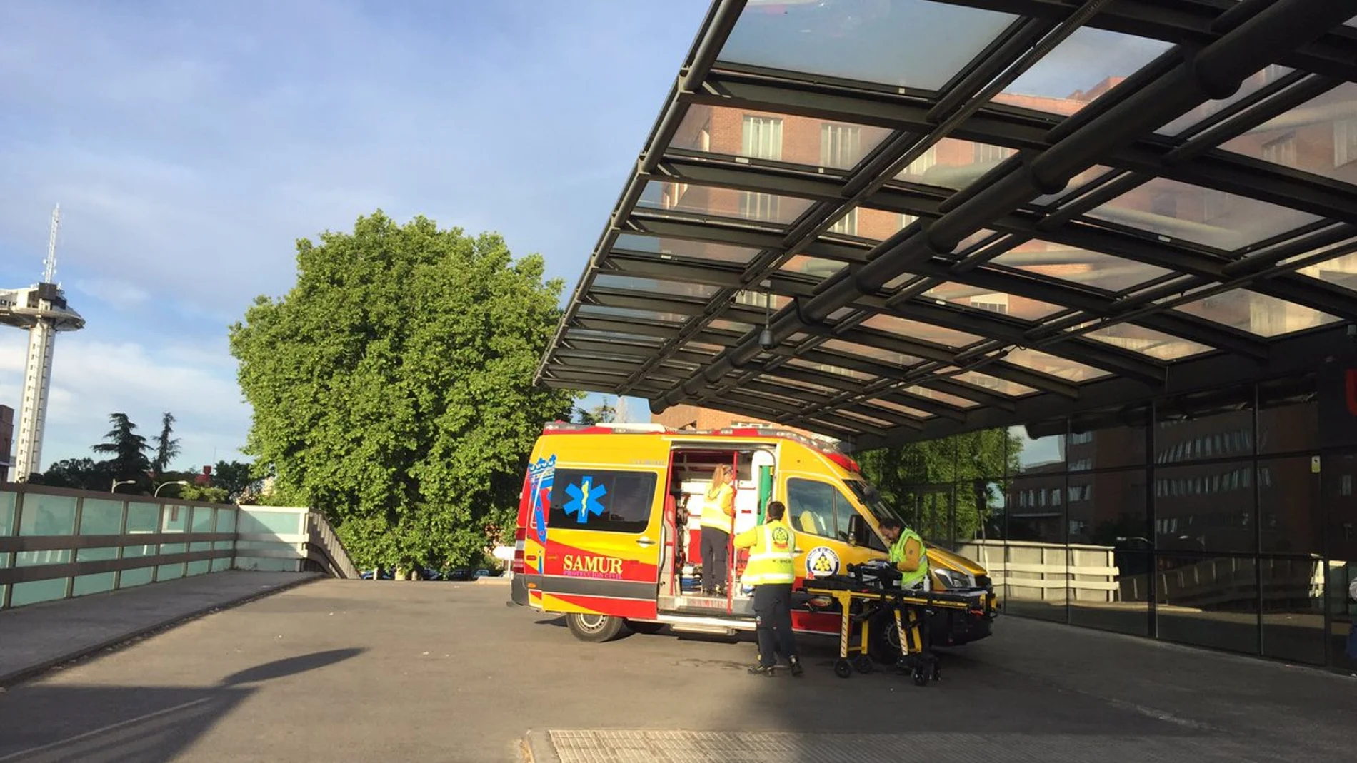 Un ambulancia de Samur trasladó al herido al Hospital Clínico