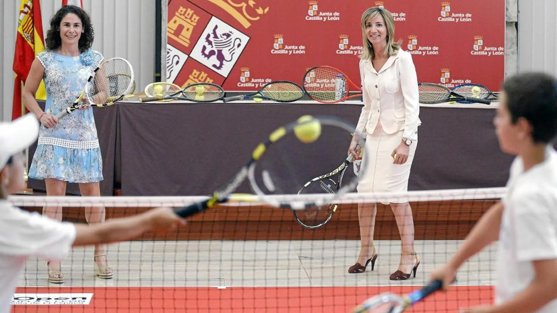 Alicia García y Virginia Ruano realizan un peloteo con un par de niños que participarán en el torneo dentro de «Minitenis Tour 2013»