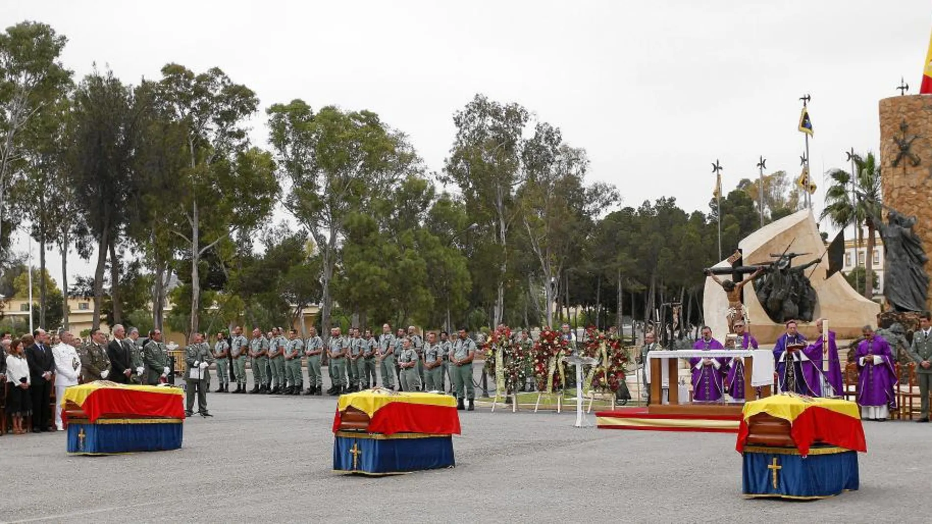 Los tres féretros, en el patio de armas de la base de la Brigada de la Legión Álvarez de Sotomayor en Viator, Almería