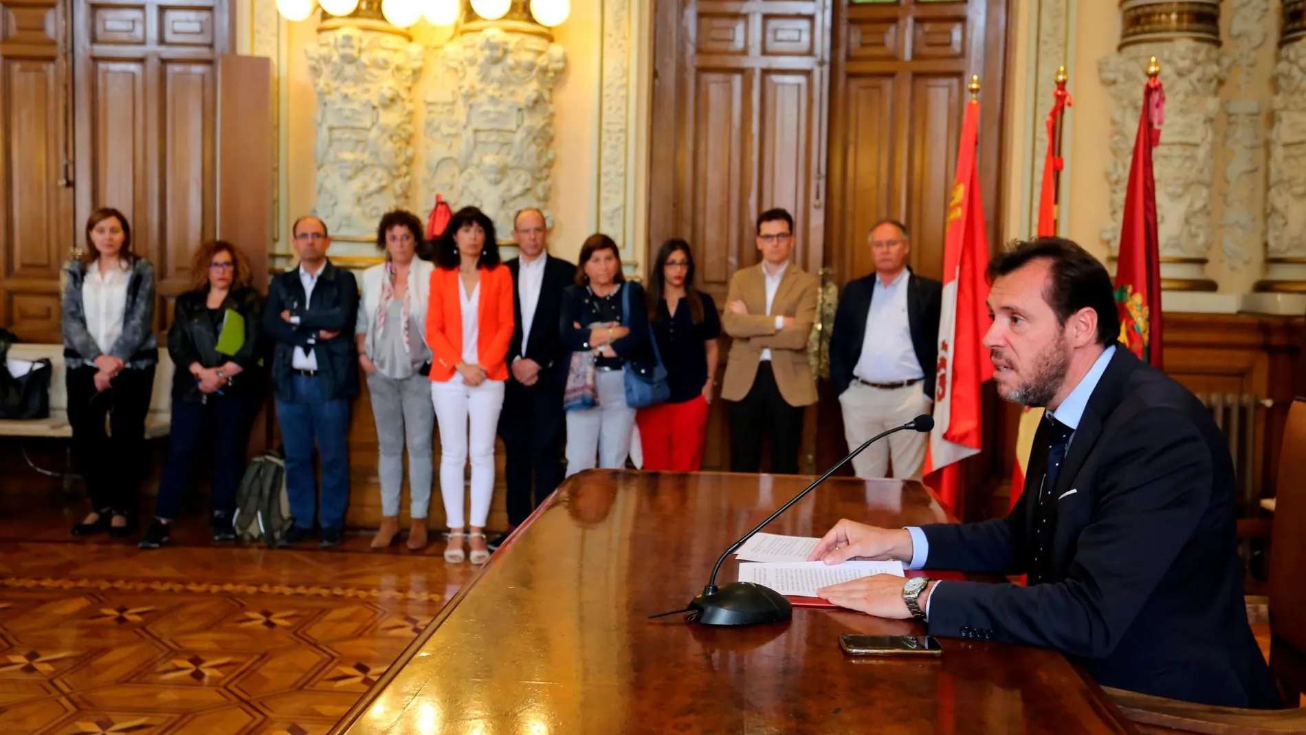 El alcalde de Valladolid en funciones, Óscar Puente, comparece ante los medios acompañado de sus compañeros socialistas en el Gobierno