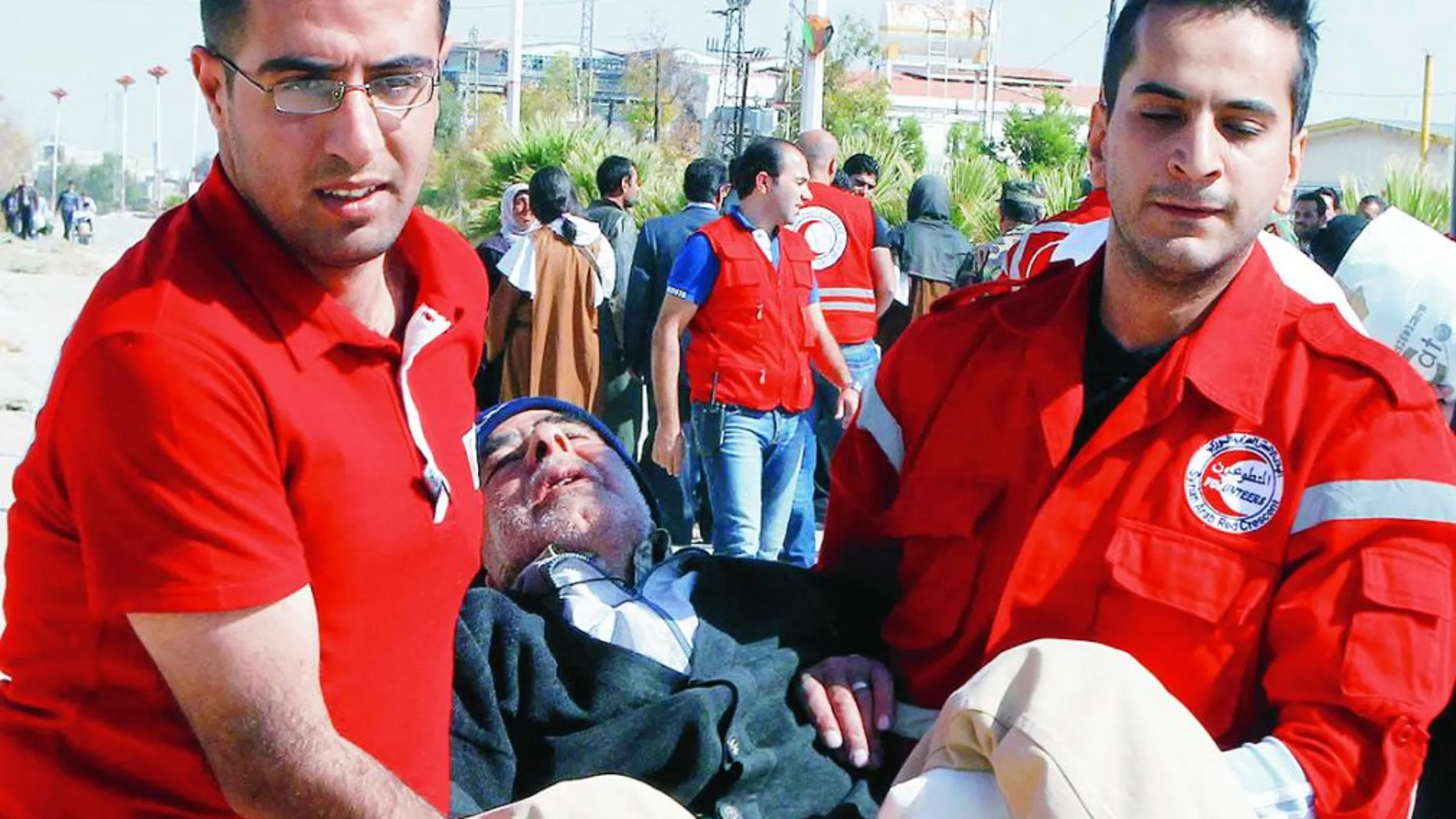 Voluntarios sirios trasladan a un hombre enfermo en Muadimiya