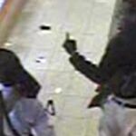 Imagen de dos de los terroristas durante el asalto