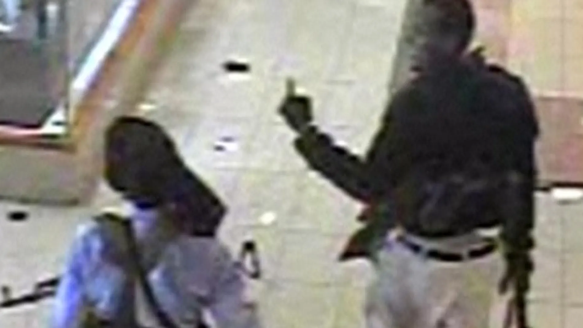 Imagen de dos de los terroristas durante el asalto