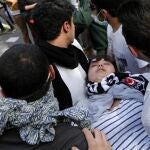 Manifestantes retiran a una herida en los enfrentamientos en Ankara