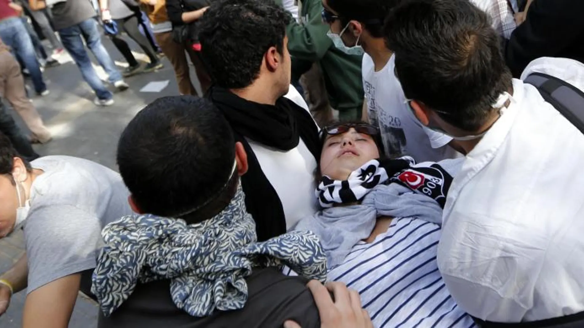 Manifestantes retiran a una herida en los enfrentamientos en Ankara