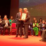 El presidente de la Diputación de Segovia, Francisco Vázquez, entrega el reconocimiento como Hijo Adoptivo a Álvaro Gil Robles