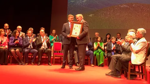 El presidente de la Diputación de Segovia, Francisco Vázquez, entrega el reconocimiento como Hijo Adoptivo a Álvaro Gil Robles