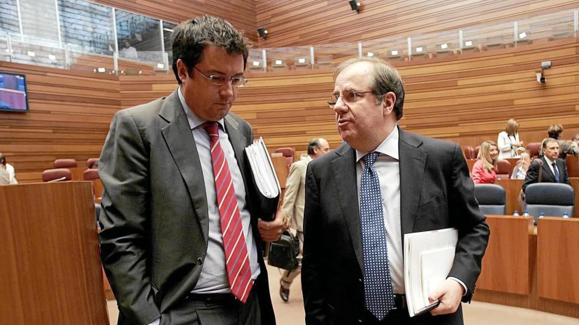 El presidente Herrera charla con el líder de la oposición, Óscar López